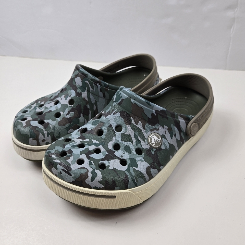 Crocs Kids green camouflage clog sandals size J3
